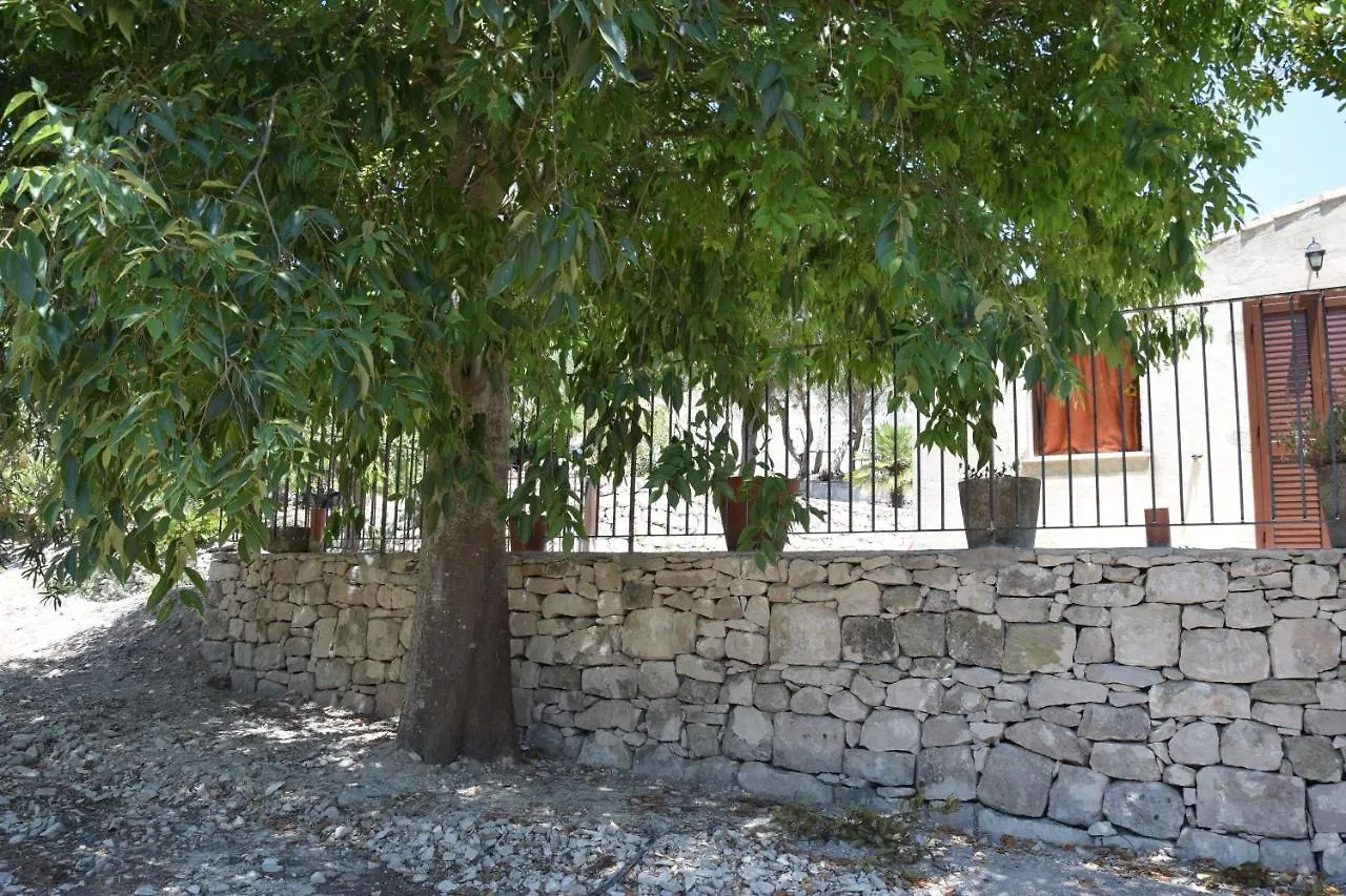 Landhuis Casa Il Carrubbo Pension Frigintini Italië